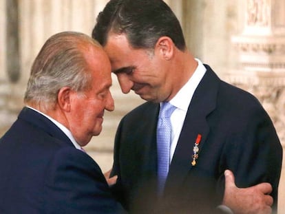 Los reyes Juan Carlos y Felipe, en la ceremonia de abdicación del primero, el 2 de junio de 2014 en el Palacio Real.