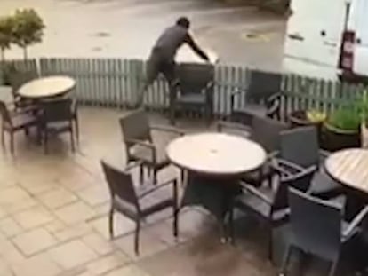 Imagen del momento en el que los ladrones roban el mobilario de la terraza del pub 'The White Lion', en Reino Unido.
