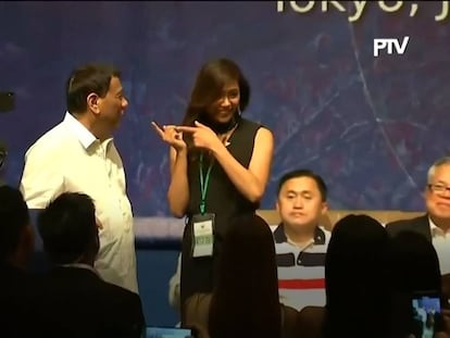 Duterte besa a varias mujeres durante un encuentro con filipinos en Japón