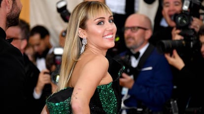 Miley Cyrus, en la gala Met de 2019. En vídeo, trailer de "Black Mirror".