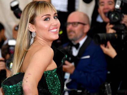 Miley Cyrus, en la gala Met de 2019. En vídeo, trailer de "Black Mirror".