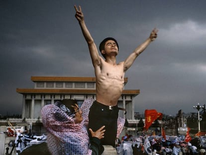 En la foto, un manifestante en la plaza de Tiananmen, en mayo de 1989. En el vídeo, represión de las protestas en el mes de junio.