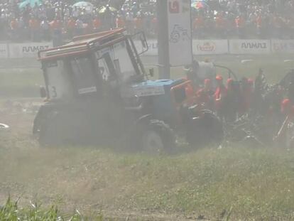 El tractor tras impactar en la zona donde se encontraban varios periodistas.