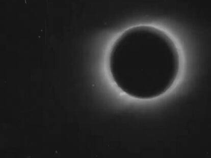 Fotograma de la película de Nevil Maskelyne de un eclipse solar, captado en Carolina del Norte el 28 de mayo de 1900.