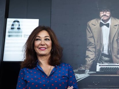 Ana Rosa Quintana posa delante de de su retrato, caracterizada como hombre en el Auditorio del Santander, en Madrid.