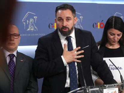 Rueda de prensa del presidente de Vox, Santiago Abascal, junto a Francisco José Alcaraz y Macarena Olona en el Congreso de los Diputados.