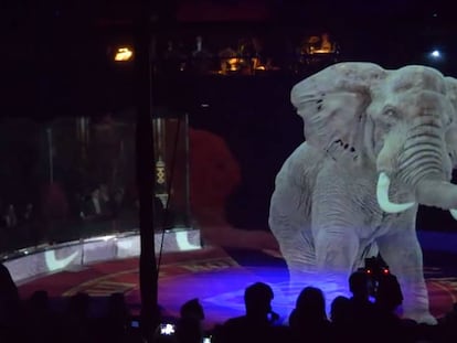 Holograma de un elefante durante el espectáculo del 'Circus Roncalli'.