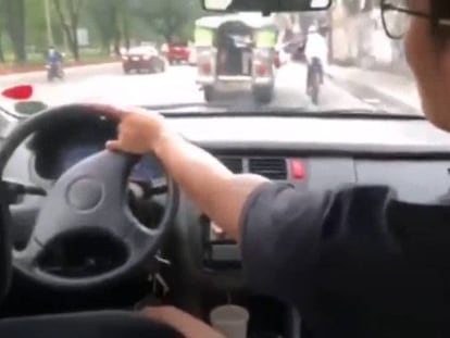 El conductor, al volante, desde el asiento del pasajero en Filipinas.