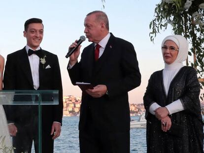 El presidente de Turquía, Recep Tayyip Erdogan, habla durante la boda del futbolista Mesut Özil y su mujer Amine Gülse este viernes. En vídeo, imágenes de la boda.