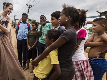 La actriz Angelina Jolie charla con un grupo de niños venezolanos que huyeron de su país, este viernes en Riohacha (Colombia).