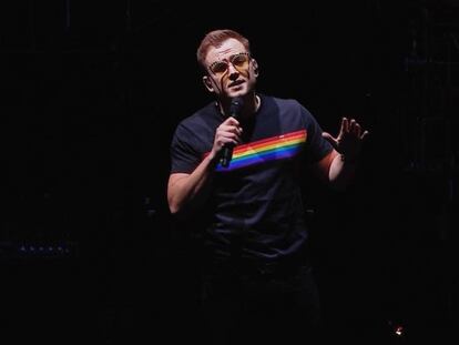 El actor Taron Egerton durante su actuación con Elton John en Hove, Reino Unido.