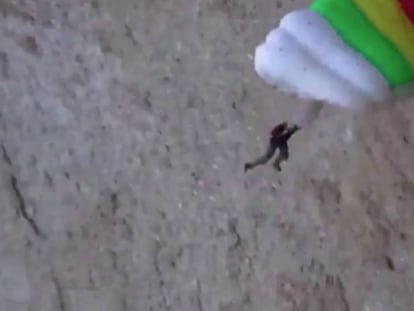 Un paracaidista francés se se fractura la pierna al chocar contra un muro.
