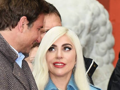 En foto: Lady Gaga y Bradley Cooper, en enero de 2019. En vídeo: la actuación de 'Shallow' en los Oscars 2019 que disparó los rumores en torno a un supuesto romance entre los dos.