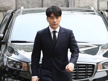 O cantor Seungri chega ao departamento policial onde prestou depoimento, em Seul, em 14 de março. Em vídeo, as chaves do caso (em espanhol).