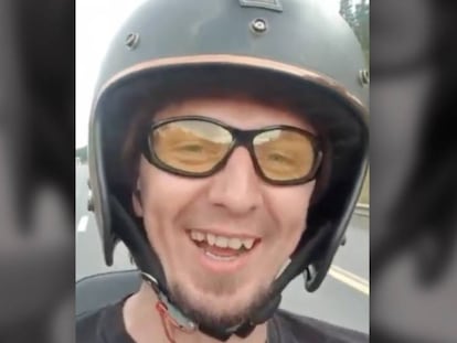 Vídeo de Artem Boldyrev conduciendo una moto con los pies.