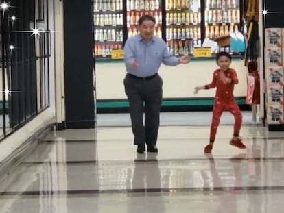 El baile viral de un niño de cinco años con su abuelo, en un supermercado de Taiwán.