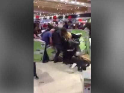 Los compradores corriendo por un supermercado Lidl para conseguir comprar el robot de cocina.