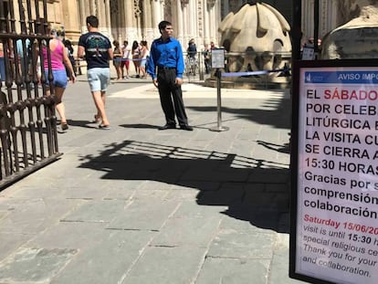 Un cartel a la entrada de la catedral de Sevilla avisa de que las visitas se interrumpirán a las 15.30. En vídeo, primeras imágenes de los novios.