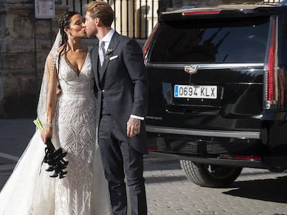 Pilar Rubio y Sergio Ramos se besan, a la salida de la catedral de Sevilla, tras la ceremonia.