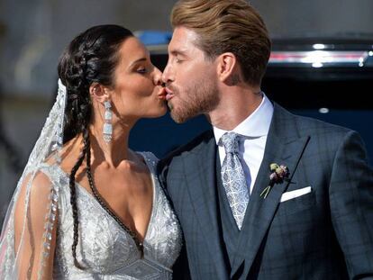 Pilar Rubio y Sergio Ramos posan a las puertas de la catedral de Sevilla.