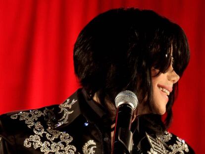 Una de las últimas imágenes de Michael Jackson tomada en vida: durante su breve rueda de prensa ante los medios el 5 de marzo de 2009 en Londres para anunciar su gira de despedida. Moriría tres meses y medio después. En vídeo el tráiller de 'This is it'.