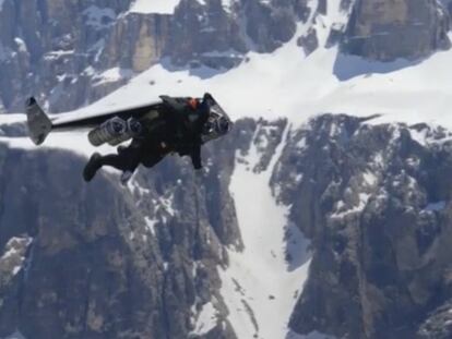 El piloto francés, Vince Reffet, volando sobre los Dolomitas italianos.
