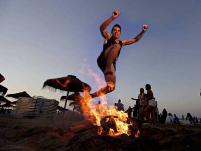 Un joven salta una hoguera en la playa de la Malvarrosa de Valencia, en una celebración de la noche de San Juan del pasado año.