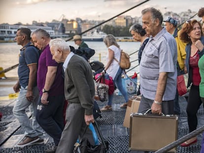 Desembarco de un ferri en El Pireo, puerto al que llegaron miles de refugiados en 2015.