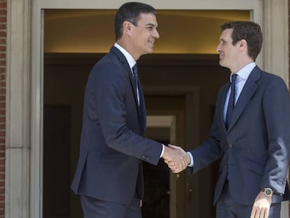 El presidente de Gobierno, Pedro Sánchez, recibe al líder del PP, Pablo Casado, en La Moncloa. En vídeo, las dificultades de Sánchez para formar Gobierno.