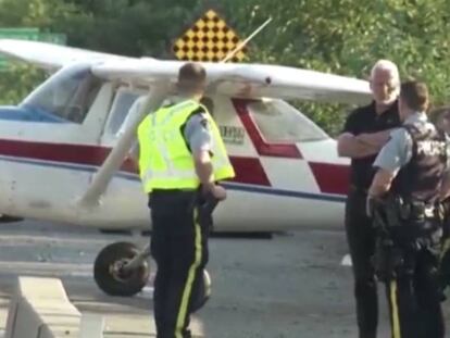 Una avioneta aterriza de emergencia en una autopista en plena hora punta