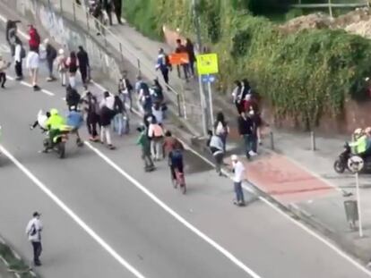 En vídeo, las escenas de los atropellos y del puñetazo a una mujer llevados a cabo por la policía en Bogotá (Colombia).