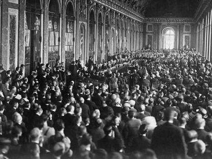 El Salón de los Espejos del palacio de Versalles, durante la firma del tratado de paz. En vídeo, 100 años del Tratado de Versalles.