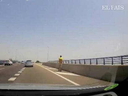 El momento en el que el hombre es captado conduciendo el patinete por el arcén de una autovía en Zaragoza.