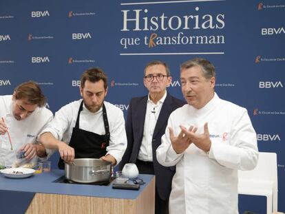 Los hermanos Roca y su equipo cocinan un plato en la presentación de su programa de becas.