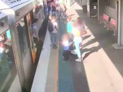 Un niño es rescatado tras caer a las vías del tren en una estación de Sydney.