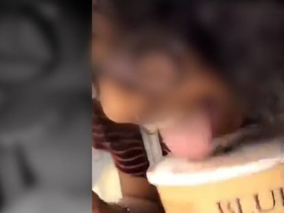 El vídeo grabado y difundido por una menor que lame una tarrina de helado y la devuelve a su estante del supermercado.
