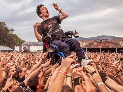 El público lleva en volandas a un joven en silla de ruedas en el Resurrection Fest.