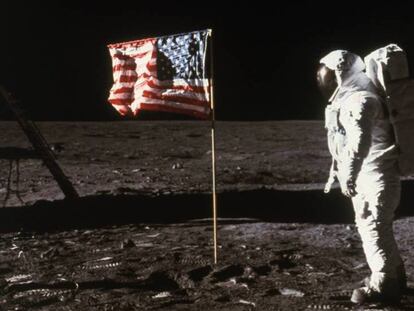 Buzz Aldrin junto a la bandera americana sobre la Luna tras el alunizaje del Apollo 11. En vídeo, la cronología del viaje.