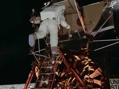 Edwin Aldrin abandona el módulo lunar en una imagen en la que se pueden observar las dimensiones del mismo. En vídeo, 50 aniversario de la llegada a la Luna.