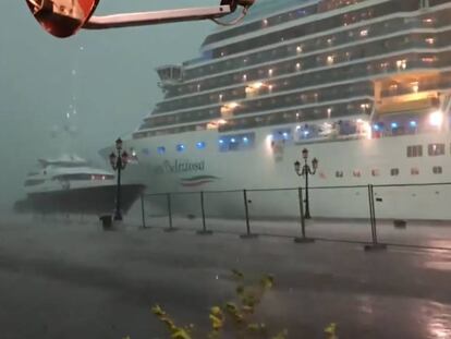 El vídeo del momento en el que un crucero de la compañía 'Costa Cruceros' pierde el control y casi provoca un accidente.