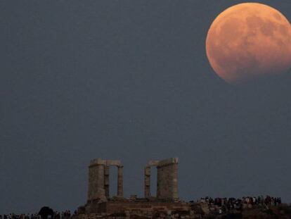 Eclipse lunar parcial junto al templo de Poseidón en el Cabo de Sunión (Grecia).