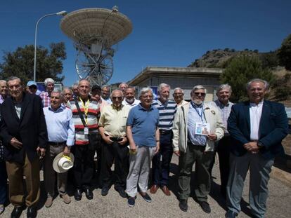 Los españoles que participaron en los programas espaciales de la NASA posan en la Estacion de Espacio Profundo de Robledo de Chavela (Madrid). Detrás, la antena de comunicaciones. En vídeo, el ingeniero Carlos González relata su experiencia.