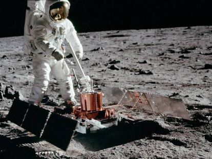 El astronauta Buzz Aldrin, del 'Apolo 11', desplegó un sismógrafo que apenas funcionó tres semanas. En vídeo, cronología de la llegada a la Luna.