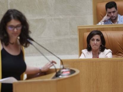 Raquel Romero (Podemos) y Concha Andreu (PSOE) este jueves en el Parlamento riojano. En vídeo, intervención de Raquel Romero.