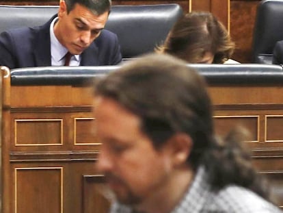 Pablo Iglesias accede a la tribunal del Congreso, detrás Pedro Sánchez, presidente del Gobierno en funciones. En vídeo, Pedro Sánchez este lunes durante su discurso en el Congreso.