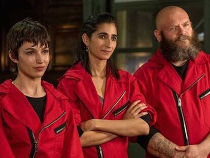 De izquierda a derecha, los personajes de 'La Casa de Papel' Tokio (interpretado por Úrsula Corberó), Nairobi (Alba Flores) y Helsinki (Darko Peric). En vídeo, tráiler de la última temporada de la serie.