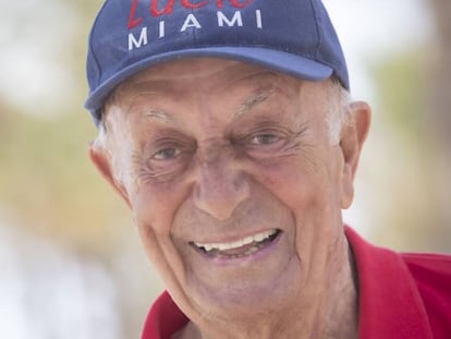 Lucio Blázquez, en la playa de San Juan de Alicante.