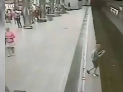 El momento en el que se cae el niño a la vía del metro en Rusia.
