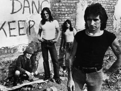 AC/DC en una imagen promocional de 1977. En vídeo, la banda interpreta la canción 'Highway to hell'.