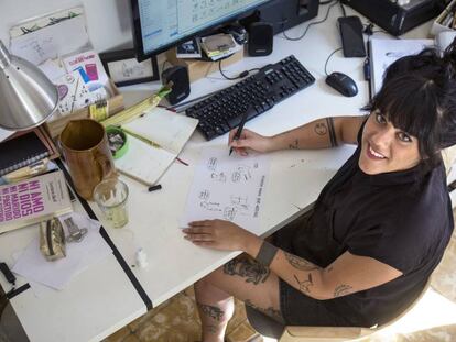 La ilustradora Flavia Alvarez posa en su estudio de Barcelona.